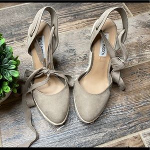 Steve Madden • Grayish Tan Size 7 Tie Up Wedge